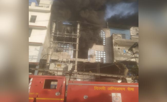 दिल्‍ली: नरेला इंडस्‍ट्रीयल एरिया स्थि‍त फैक्‍ट्री में लगी भीषण आग, कई दमकल गाड़ियां मौके पर पहुंची