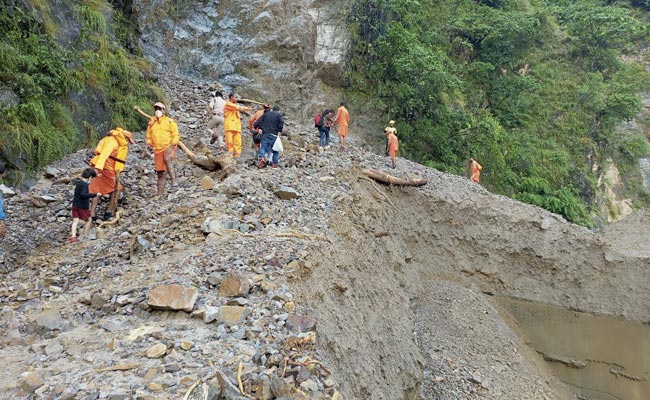 उत्तराखंड में भारी बारिश-भूस्खलन से सड़कें ध्वस्त, NDRF फंसे लोगों को महफूज स्थानों पर पहुंचाने में जुटी