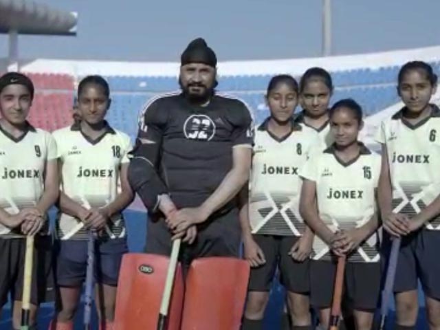 हॉकी मैदान पर पंजाब के मुख्यमंत्री दस्ताने पहनकर गोलकीपर बने