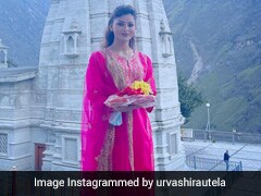 नवरात्रि पर बेहद सादगी भरे रूप में नजर आईं उर्वशी रौतेला, मंदिर के सामने खिंचाई Photo