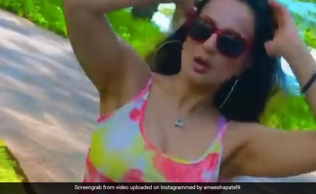Ameesha Patel ने स्टाइलिश अंदाज में वॉक करते हुए शेयर किया वीडियो, एक्ट्रेस की चाल देख फैन्स ने यूं दिए रिएक्शन