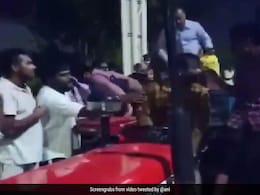 Video: ट्रैक्टर पर बैठकर बेंगलुरु एयरपोर्ट पहुंचे यात्री, भारी बारिश से बिगड़े हालात Video: ट्रैक्टर पर बैठकर बेंगलुरु एयरपोर्ट पहुंचे यात्री, भारी बारिश से बिगड़े हालात