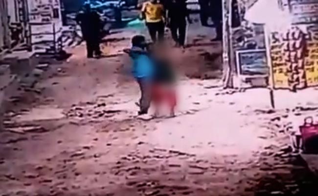 On CCTV, Man Slits Woman's Throat Outside Shop In Delhi