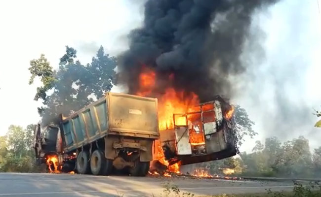 देखें VIDEO : MP में डंपर से टकराई सवारियों से भरी बस, दोनों में लगी भीषण आग