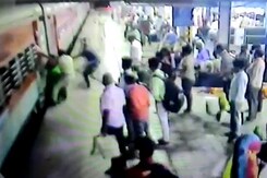 On CCTV, Cop's Swift Action Saves Pregnant Woman Who Fell From Train On CCTV, Cop's Swift Action Saves Pregnant Woman Who Fell From Train
