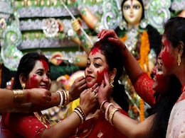 Navratri 2021: जानिए दशहरा के दिन  ही क्यों मनाई जाती है सिंदूर खेला की रस्म, ये हैं उससे जुड़ी खास बातें Navratri 2021: जानिए दशहरा के दिन  ही क्यों मनाई जाती है सिंदूर खेला की रस्म, ये हैं उससे जुड़ी खास बातें