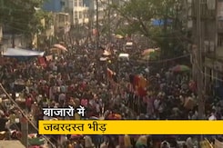 दिल्ली के बाजारों में दिखी जबरदस्त भीड़, नहीं हो रहा कोरोना नियमों का पालन दिल्ली के बाजारों में दिखी जबरदस्त भीड़, नहीं हो रहा कोरोना नियमों का पालन