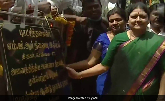 VK Sasikala Unveils Plaque Naming Her As AIADMK "General Secretary" VK Sasikala Unveils Plaque Naming Her As AIADMK "General Secretary"