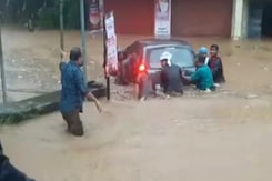 Heavy Rainfall Warning In Kerala; Red Alert In 5 Districts Heavy Rainfall Warning In Kerala; Red Alert In 5 Districts