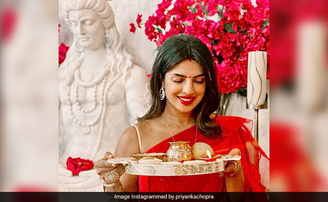 करवा चौथ 2021 : करवा चौथ पर इन एक्ट्रेसेस की तरह हों तैयार, आपकी खूबसूरती पर लग जाएंगे चार चांद