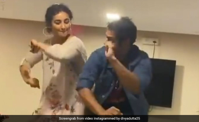 दिव्या दत्ता ने टेबल पर चढ़कर किया धमाकेदार डांस, देख फैन्स बोले- संभल के गिर मत जाना