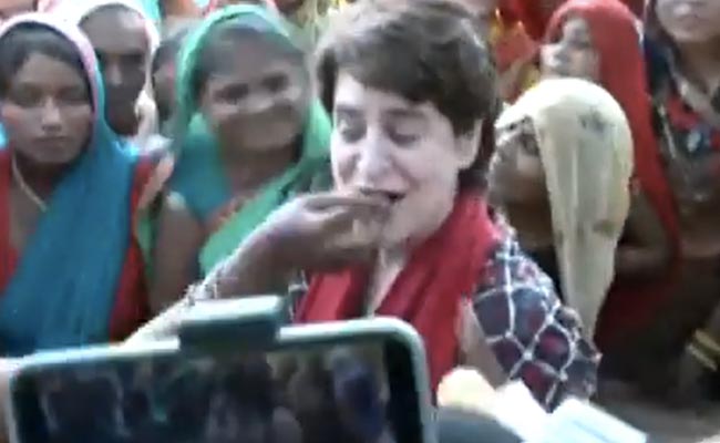 VIDEO : महिलाएं खिला रही थीं खाना, तभी प्रियंका गांधी बोलीं- भाई ने कहा है मोटी हो रही हो कम खाओ