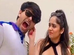 चिंकी मिंकी के बीच हुई ऐसी कंफ्यूजन कि बॉयफ्रेंड की आ गई शामत, सोशल मीडिया पर वायरल हुआ ये मजेदार Video चिंकी मिंकी के बीच हुई ऐसी कंफ्यूजन कि बॉयफ्रेंड की आ गई शामत, सोशल मीडिया पर वायरल हुआ ये मजेदार Video