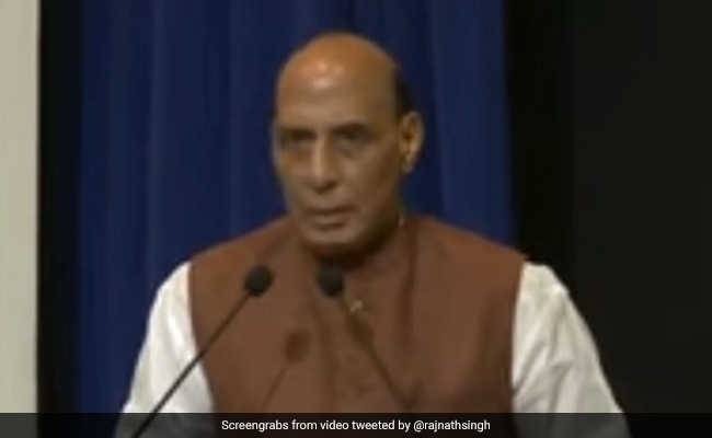 महात्मा गांधी के कहने पर सावरकर ने अंग्रेज़ों के सामने दया याचिका दाखिल की थी: राजनाथ सिंह