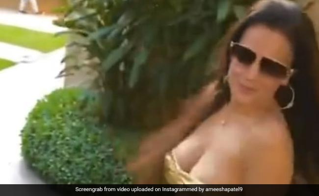 Ameesha Patel टू-पीस पहन यूं स्टाइलिश वॉक करती आईं नजर, इंटरनेट पर वीडियो ने मचाया तहलका