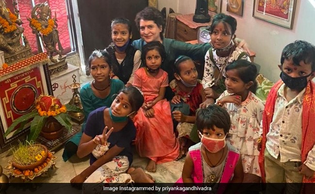 Priyanka Gandhi Vadra Visits Her Father's "Rakhi Sister" For <i>Kanya Pujan</i>