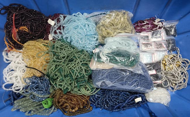 दिल्ली एयरपोर्ट पर एक शख्स के बैग से बरामद हुए महंगे मोती और रत्न, कीमत लाखों में