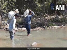 Chhattisgarh Village Teachers Carry Mid-Day Meal For 8 Km Every Day Chhattisgarh Village Teachers Carry Mid-Day Meal For 8 Km Every Day