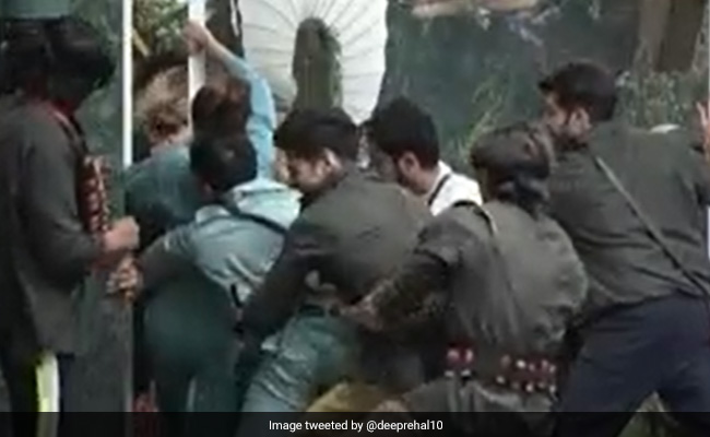 Bigg Boss 15: टास्क के लिए 6 लड़कों से भिड़ीं Shamita Shetty, फैन्स बोले- मजबूत महिला...