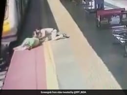 VIDEO: चलती ट्रेन में चढ़ने की कोशिश कर रही थी महिला, फिसलकर गिरी, लेडी कॉन्स्टेबल ने यूं बचाई जान VIDEO: चलती ट्रेन में चढ़ने की कोशिश कर रही थी महिला, फिसलकर गिरी, लेडी कॉन्स्टेबल ने यूं बचाई जान