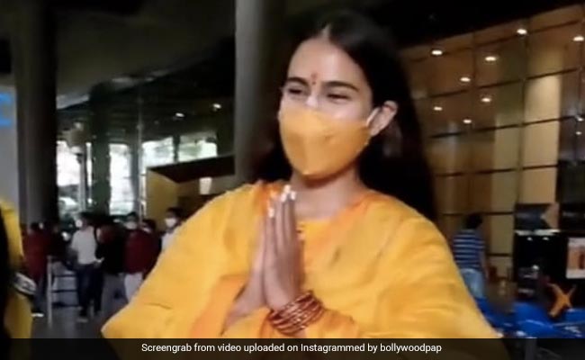 सारा अली खान एयरपोर्ट पर यूं सादगी भरे अंदाज में हाथ जोड़ते हुए आईं नजर, Photos वायरल