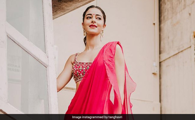 करवाचौथ के मौके पर अनन्या पांडे के इस लुक को आप भी कर सकते हैं कैरी