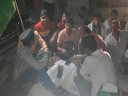 UP हिंसा : शामली में सड़कों पर उतरे किसान, हाइवे पर लेटकर कर रहे हैं विरोध-प्रदर्शन UP हिंसा : शामली में सड़कों पर उतरे किसान, हाइवे पर लेटकर कर रहे हैं विरोध-प्रदर्शन