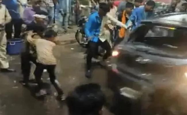 VIDEO:  भोपाल के दुर्गा प्रतिमा विसर्जन में उल्टी कार दौड़ाकर दहशत फैलाने वाला गिरफ्तार