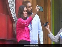 युवराज सिंह के साथ सेल्फी लेती नजर आईं करीना कपूर, देखें Photos और Video युवराज सिंह के साथ सेल्फी लेती नजर आईं करीना कपूर, देखें Photos और Video