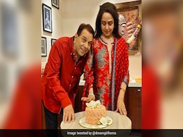 हेमा मालिनी के जन्मदिन पर यूं मस्ती करते आए धर्मेंद्र, देखें परिवार के साथ खास तस्वीरें हेमा मालिनी के जन्मदिन पर यूं मस्ती करते आए धर्मेंद्र, देखें परिवार के साथ खास तस्वीरें