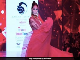 Hina Khan ने रेड कार्पेट पर अपने ग्लैमरस अंदाज से बिखेरा जलवा, तस्वीरें जमकर हुई वायरल Hina Khan ने रेड कार्पेट पर अपने ग्लैमरस अंदाज से बिखेरा जलवा, तस्वीरें जमकर हुई वायरल