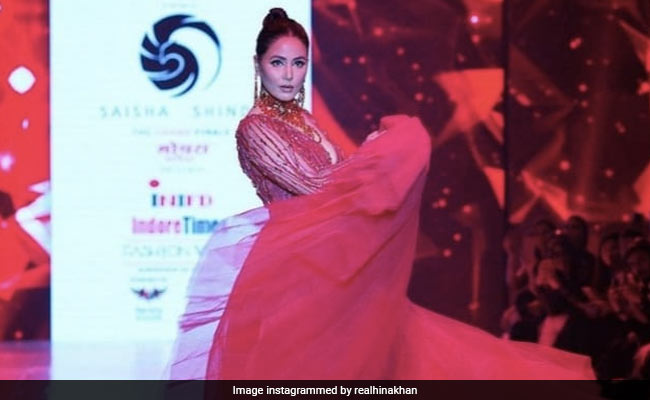Hina Khan ने रेड कार्पेट पर अपने ग्लैमरस अंदाज से बिखेरा जलवा, तस्वीरें जमकर हुई वायरल