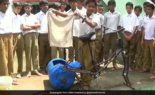 बच्चे ने जुगाड़ कर साइकिल से बना डाली अनोखी Washing Machine, कुछ मिनट मारा पैडल और धुल गए कपड़े - देखें Video
