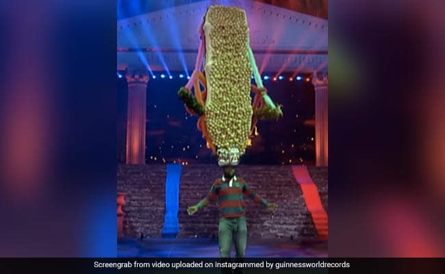 शख्स ने अपनी टोपी पर 735 अंडे रखकर बनाया रिकॉर्ड, हैरतअंगेज़ कारनामा देख नहीं कर पाएंगे यकीन - देखें Video