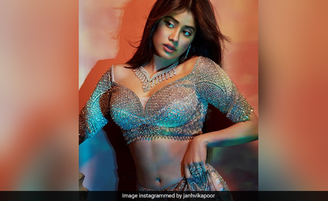 फ्रेंड की वेडिंग में दिखना है ब्यूटीफुल, तो ट्राई करें जान्हवी कपूर का ये हैवी वर्क वाला अमेजिंग लहंगा