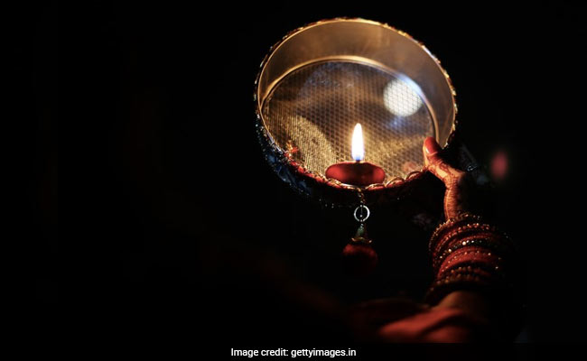 Karva Chauth 2021: Wishes, Messages, Greetings, WhatsApp Status That You Can Share