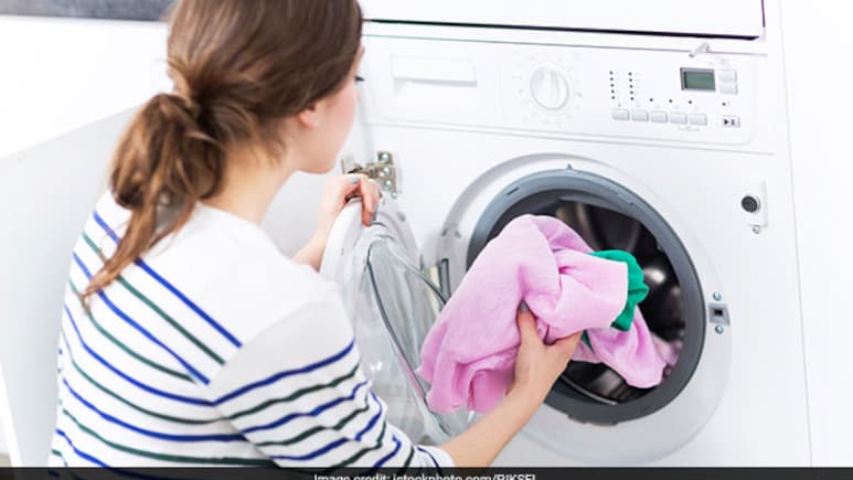 वाशिंग मशीन में कपड़े धोते वक्त कितना डिटर्जंट डालना चाहिए, यहां जानें