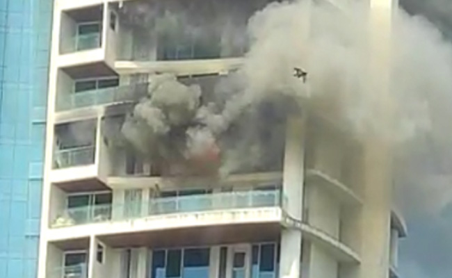 मुंबई की 60 मंजिला लग्जरी रेजिडेंशियल बिल्डिंग के 19वें माले पर लगी भीषण आग, एक की मौत