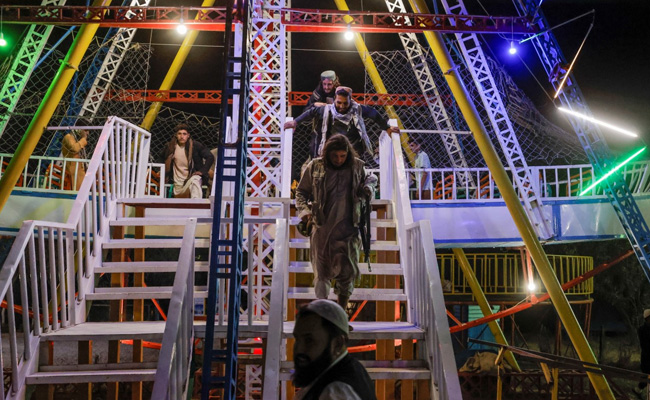 With Machine Guns In Hand, Taliban Fighters Enjoy A Day Off At Amusement Park In Kabul