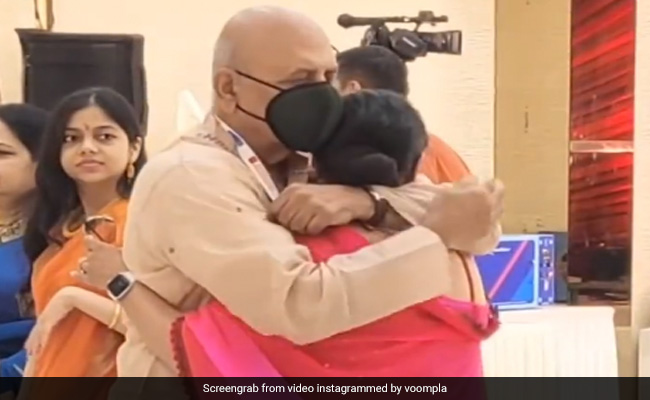 दुर्गा पूजा के पंडाल में अपने अंकल से लिपटकर रोने लगीं काजोल, देखें वीडियो