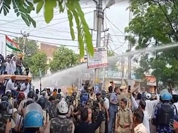 हरियाणा में सीएम खट्टर आवास की ओर कूच कर रहे किसान पुलिस से भिड़े, पानी की बौछार से रोकने का प्रयास हरियाणा में सीएम खट्टर आवास की ओर कूच कर रहे किसान पुलिस से भिड़े, पानी की बौछार से रोकने का प्रयास