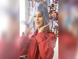 विग पहनकर उर्वशी रौतेला मस्ती में यूं दे रही थीं पोज, तभी गिरा Wig और...देखें Video विग पहनकर उर्वशी रौतेला मस्ती में यूं दे रही थीं पोज, तभी गिरा Wig और...देखें Video