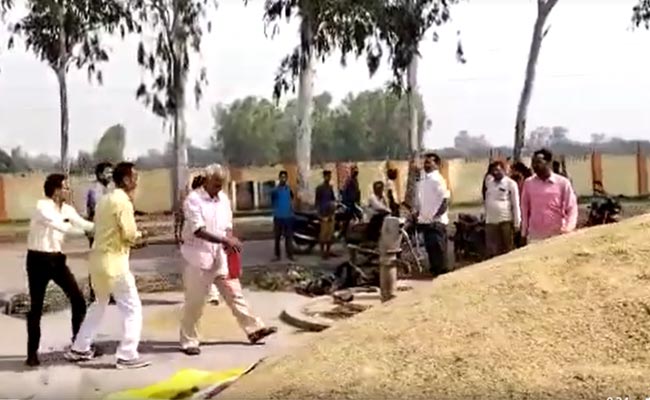 UP: दो हफ्ते से धान लेकर मंडी में भटक रहा था, कोई खरीदार नहीं मिला तो किसान ने निराश होकर लगा दी आग..