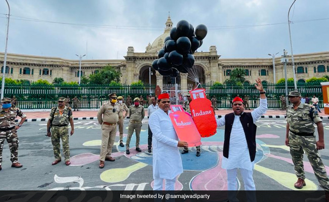 Samajwadi Party Workers Protest Against Rising Prices Of Cooking Gas In UP