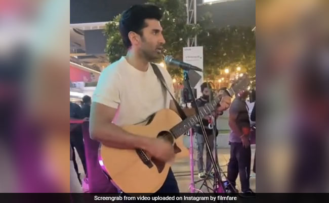 आदित्य राय कपूर ने दिल्ली में फैन्स को दिया सरप्राइज, हाथ में गिटार थामे अचनाक आकर गाने लगे गाना...Video वायरल