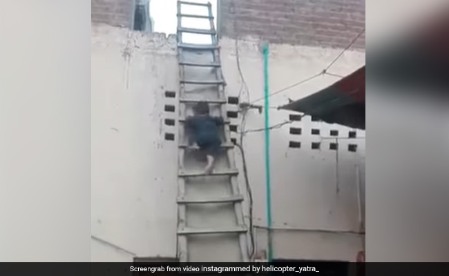 छोटे बच्चे ने छत से नीचे उतरने के लिए लगाया गजब दिमाग, हाथ के सहारे ऐसे आया नीचे, Video देख घूम जाएगा दिमाग