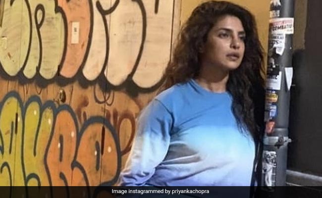 Priyanka Chopra स्पेन की सड़क पर खड़ी आईं नजर, फैन्स बोले- इतना उदास क्यों हो