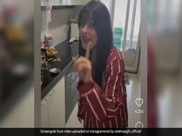 शहनाज गिल घर के किचन में यूं शरमाती आईं नजर, बोलीं- कहीं उसे मुझसे प्यार तो नहीं हो गया... शहनाज गिल घर के किचन में यूं शरमाती आईं नजर, बोलीं- कहीं उसे मुझसे प्यार तो नहीं हो गया...