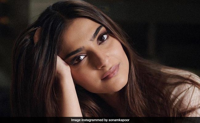 सोनम कपूर ने शेयर कीं ढाई बेडरूम फ्लैट की तस्वीरें, बोलीं- इंडिया में आत्मा और लंदन में दिल है...