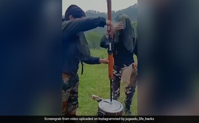 महिलाओं ने किया गजब जुगाड़, कुकर की सीटी नहीं मिली, तो सीटी की जगह लगा दी बंदूक, लोग बोले- Amazing Jugaad - देखें Video महिलाओं ने किया गजब जुगाड़, कुकर की सीटी नहीं मिली, तो सीटी की जगह लगा दी बंदूक, लोग बोले- Amazing Jugaad - देखें Video